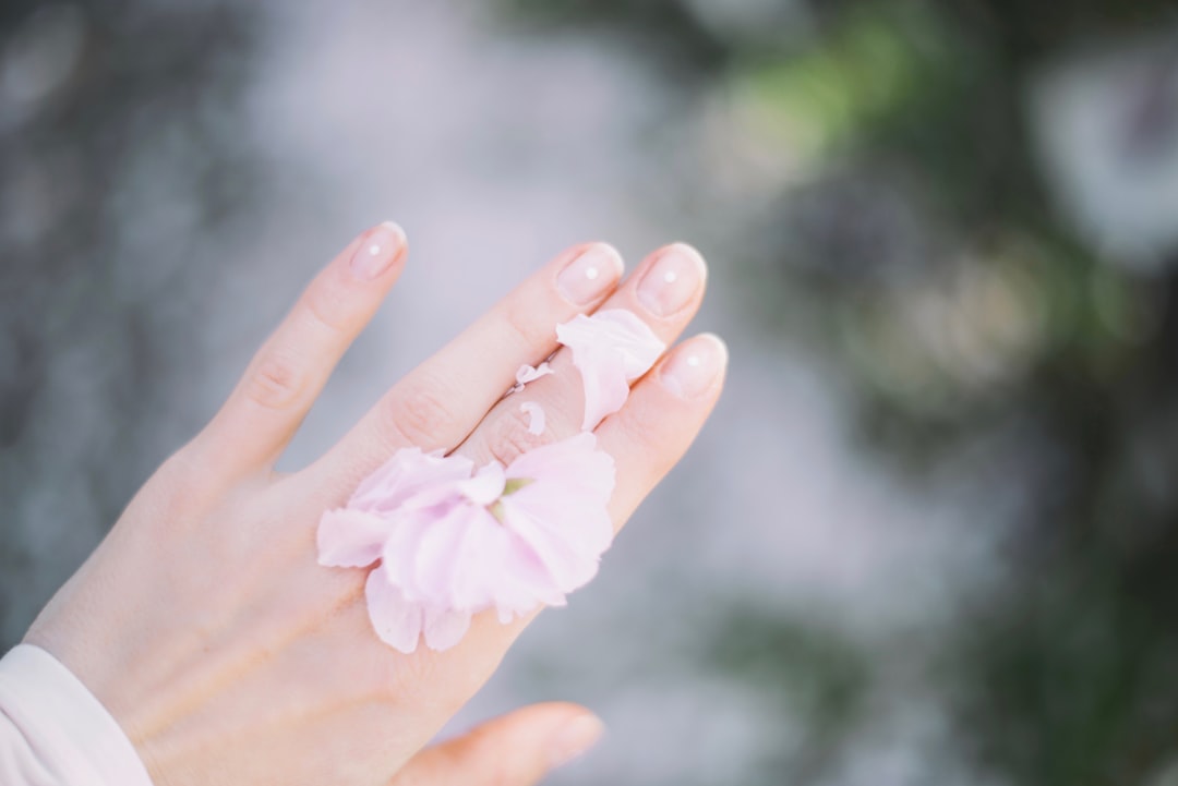Shine Bright with Solar-Cured Gel Nails: A Safer, Eco-Friendly, and Creative Manicure Solution
