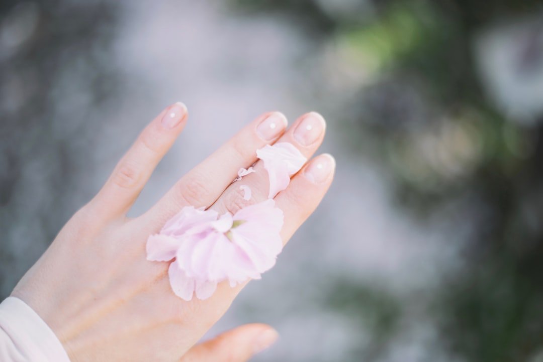 Shine Bright with Solar-Cured Gel Nails: A Safer, Eco-Friendly, and Creative Manicure Solution - Heyhae